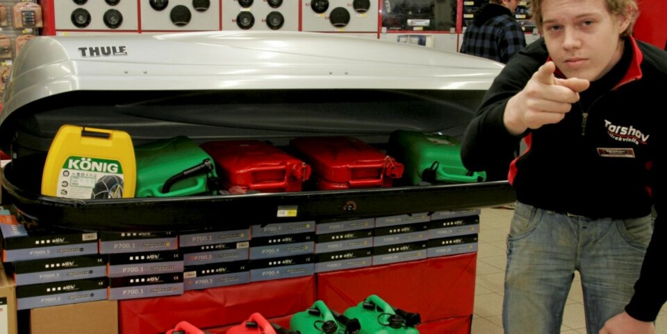 IKKE Å ANBEFALE: Takboksen er ikke egnet til å frakte fylte væskebeholdere. Du kommer fort over vektgrensa for hva både boks og bil tåler. Mye vekt på taket kan redusere en bils kjøreegenskaper dramatisk.