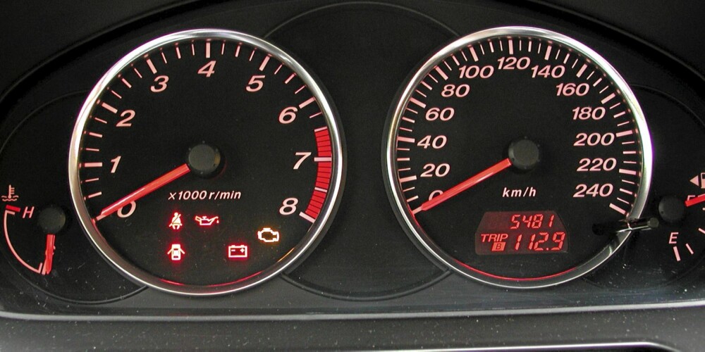 Instrumentene på Mazda 6 fra 2002 er tydelige og lettlest.