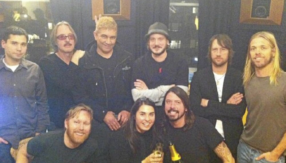 "Champagne, anyone?". Her er Twitter-bildet Foo Fighters sendte ut i forrige uke, etter at plateinnspillingen var over. Nå kommer de til Norge.
