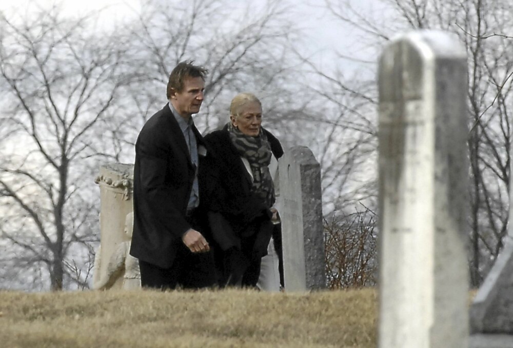 Liam Neeson trøstes av skuespillerkollega Vanessa Redgrave ved Natashas grav.