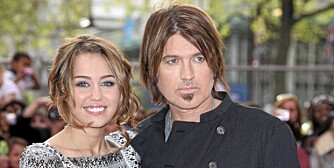 Miley Cyrus og Billy Ray Cyrus på premieren til Hannah Montana-The movie i 2009. Etter den tid er familien splittet og Miley er blitt noe av en rampejente.