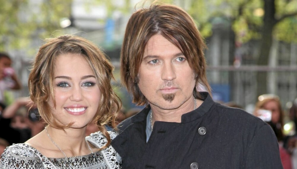 Miley Cyrus og Billy Ray Cyrus på premieren til Hannah Montana-The movie i 2009. Etter den tid er familien splittet og Miley er blitt noe av en rampejente.