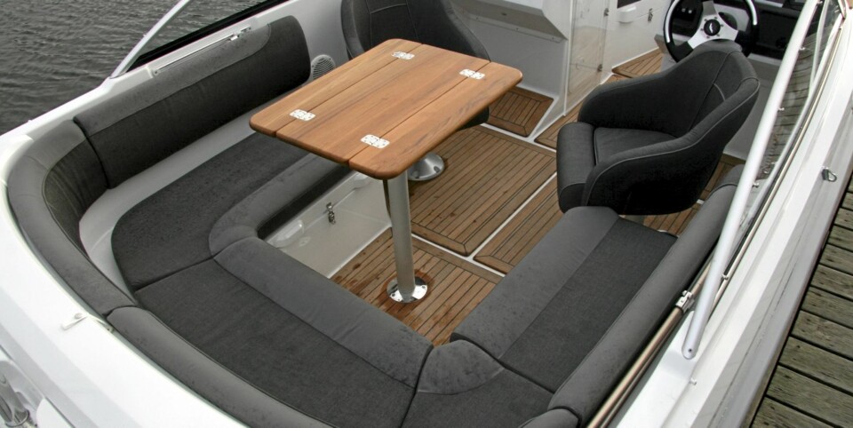 En stor U-sofa om bord i Finnmaster 62 BR gir mange sitteplasser.