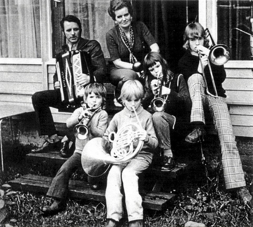 MUSIKKFAMILIE: Her er familien fotografert i lykkelige dager. Mor Bjørg (nå 72), far Per Kolbjørn (død) og barna Kjetil (49), Håvard (52), Ingunn (51) og Eivind (47) på trappen hjemme i Sunndalsøra.