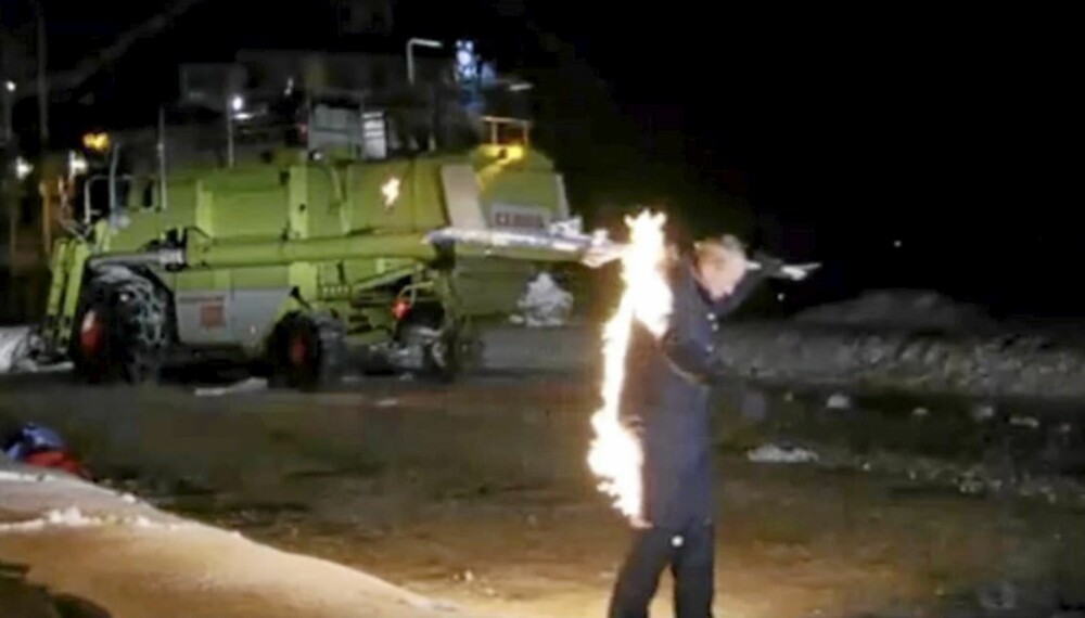 FLAMMEKASTER: Jeremy Clarkson var litt vel ivrig med flammekasteren på tur gjennom Beitostølen.