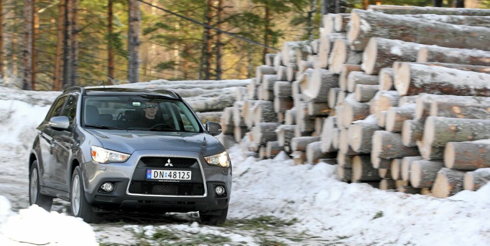 Selv om Mitsubishi ASX kjører fint på vanlig vei, takler den også dårlige kjøreforhold. Men noen terrengbil er den ikke. Selv om Mitsubishi ASX kjører fint på vanlig vei, takler den også dårlige kjøreforhold. Men noen terrengbil er den ikke.