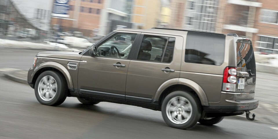 VELKJØRENDE: Land Rover Discovery 4 er lett å trives i, enten underlaget er slett asfalt, glatt snø eller dyp gjørme.