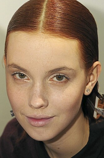 LYS HUD MED FREGNER: Bruk en brun maskara på lyse øyenbryn for en mer naturlig look. LYS HUD MED FREGNER: Bruk en brun maskara på lyse øyenbryn for en mer naturlig look.