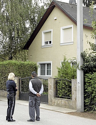 HUSET: Østerrikske politibetjenter holder vakt foran Priklopils hus i Strasshof utenfor Wien, hvor den kidnappede Natascha Kampusch ble holdt fanget.