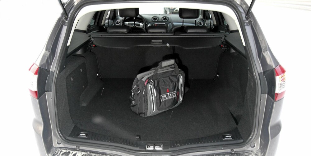 PLASS TIL MYE: Også helt bakerst stiller Mondeo stv. med gode kort. Bagasjerommet er både lengre og bredere enn det du finner i for eksempel VW Passat, men ikke like høyt. PLASS TIL MYE: Også helt bakerst stiller Mondeo stv. med gode kort. Bagasjerommet er både lengre og bredere enn det du finner i for eksempel VW Passat, men ikke like høyt.