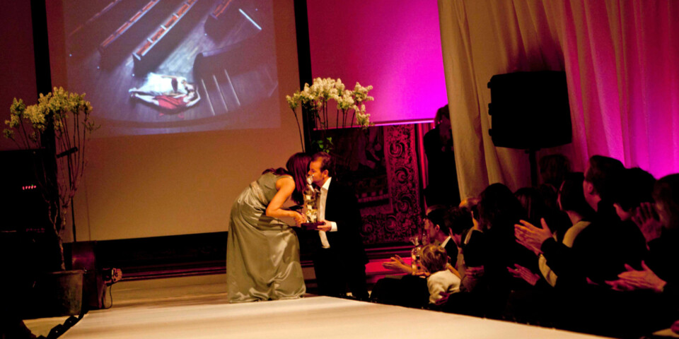 PREMIEUTDELING: Gullvinneren fikk utdelt statuett, samt vist vinnerbilde på storskjerm, under 'Din Bryllupsmesse' på Grand Hotell.