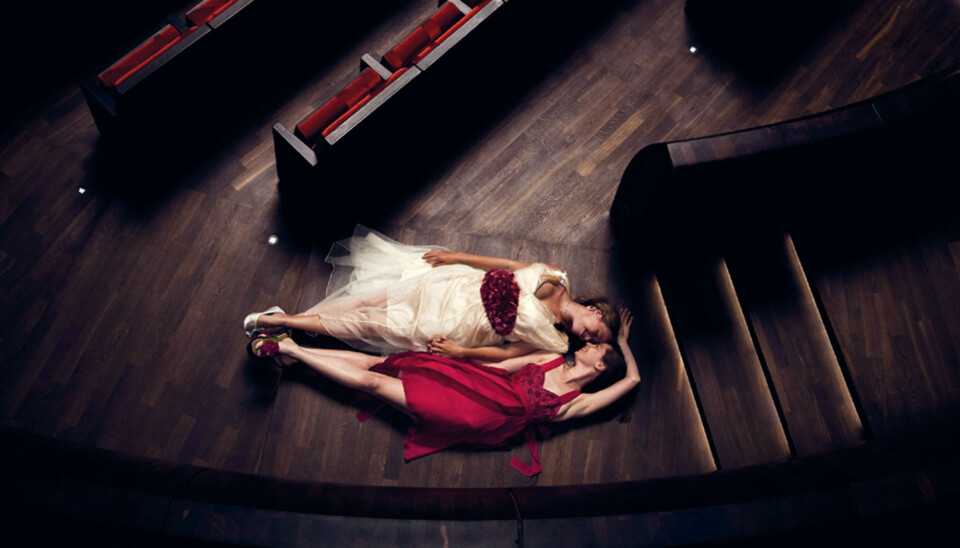 NYTENKENDE: Det er ikke ofte vi ser bryllupsbilder fotografert i fugleperspektiv, men du verden hvor godt det fungerer her!