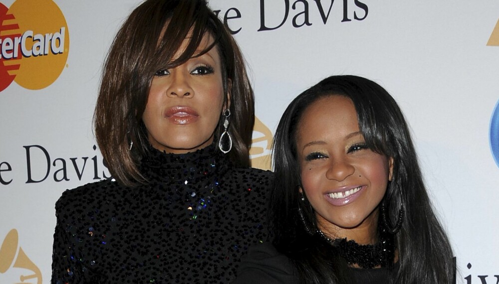 Whitney Houston og datteren Bobbi Kristina Brown under Grammy-utdelingen tidligere i år. Det kan synes som om Krissi er arvelig belastet hva narkotika angår.