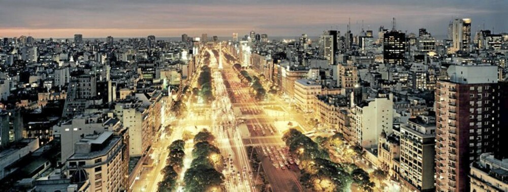 Avenida 9 de Julio, eller «9. juli-avenyen», er verdens bredeste gate med 14 felt på sitt tjukkeste.