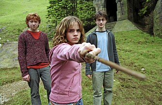 En usminket Emma (Hermine Grang) sammen med Rupert Grint (Ronny Wiltersen) og Daniel Radcliffe (Harry Potterr).