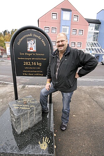 MINNESTEIN: Tom Finger`n ved steinen i hjembyen Holmestrand som markerer hans kanskje evigvarende verdensrekord.