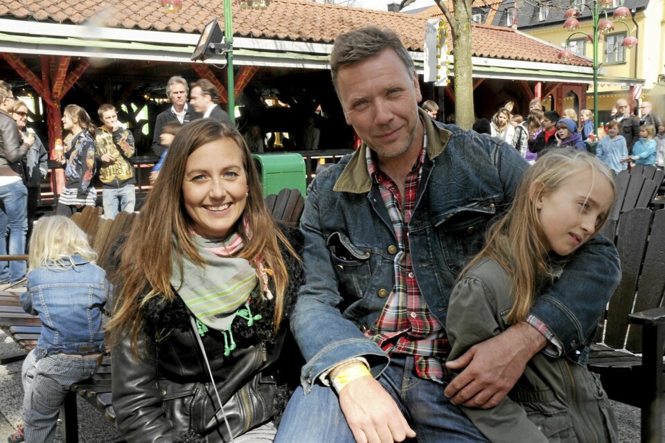 Stockholm 2010-04-24
GRÖNA LUND Tivoli öppnar för säsongen.
På bilden: Sanna Lundell med Mikael Persbrandt och dotter
Photo: Patrik Jonsson Code: 2085
STELLA PICTURES