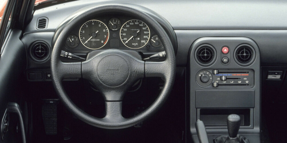 DET DU TRENGER: Enkelt og nøkternt dashbord på 1990-modellen av Mazda MX-5.