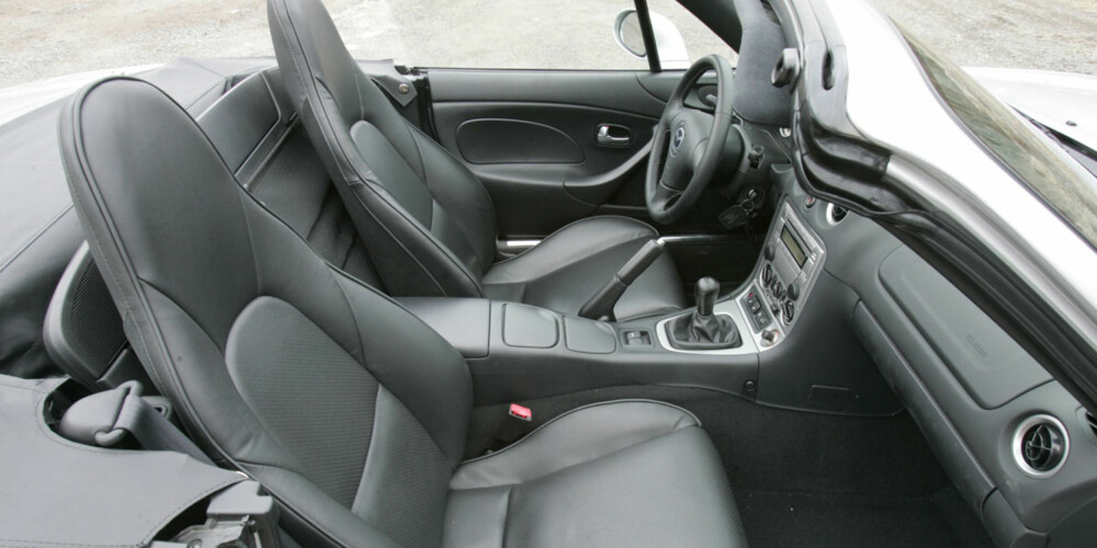 KOMPAKT: Cockpiten i Mazda MX-5 2005 har akkurat nok plass til to voksne.