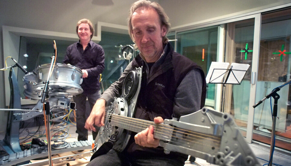 BILDELMUSIKK: Ford lagde en rekke musikkinstrumenter av bildeler - og spilte inn musikk med delene.