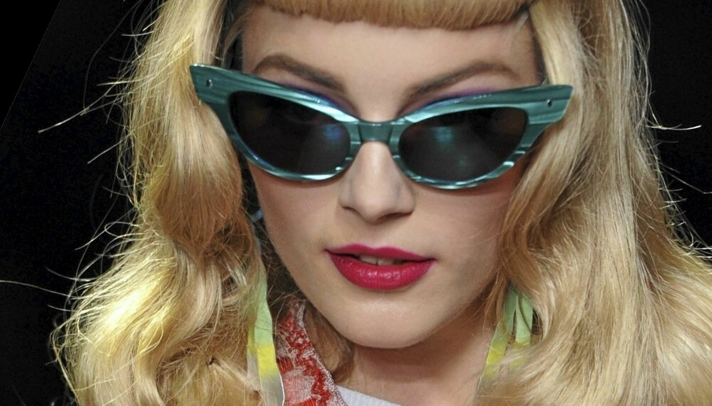 RETRO SOLBRILLERTREND: Våger du prøve trenden med de skrå katteøyne-solbrillene? Her fra visningen fra Dior.