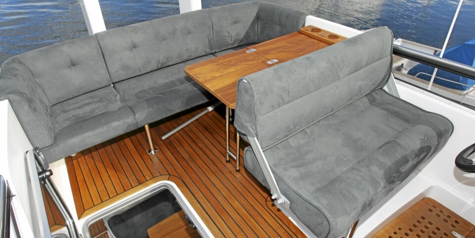 FLYBRIDGE: Her kan inntil fem personer ta plass.