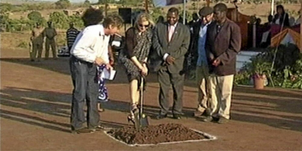 Madonna tok det første spadestikket til det som skulle bli et storstilt skoleprosjekt i Malawi. Mannen som står som nummer to fra høyre er Michael Berg, sønnen til kabbalisme-gründer Philip Berg.
