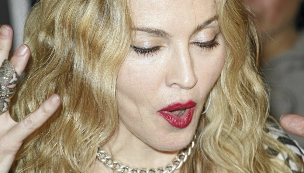 Madonnas kabbalisme har kostet henne dyrt. Mange millioner dollar som skulle komme fattige barn til gode, er blitt borte. FBI etterforsker nå sektlederen Philip Berg for svindel.