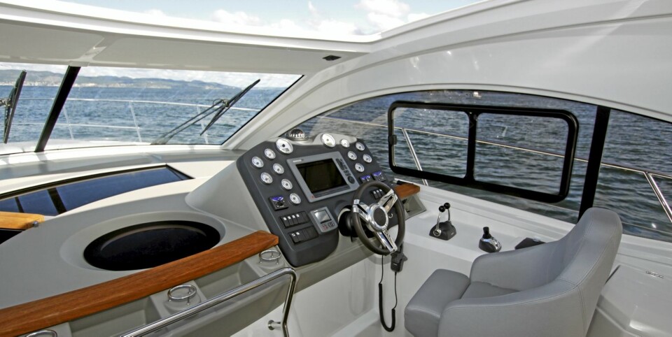 COCKPIT: Godt utsyn fra førerplass i Beneteau Monte Carlo 42, og fint med tre seter i fartsretningen.