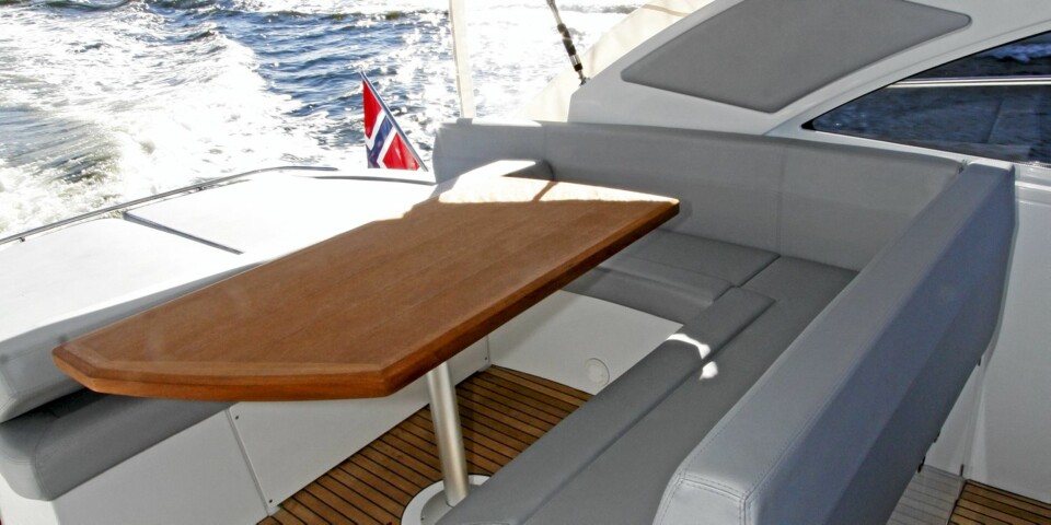 UTSYN: Fra aktersofaen er det fin utsikt akterover, og en stor solseng er på plass.