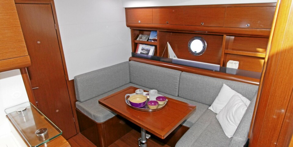 UNDER DEKK: I området mellom kabinene er det plass til en liten salong og bysse.