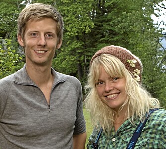 RØK UT: Julie måtte forlate «Farmen» sist helg. Her sammen med programleder Gaute Grøtta Grav.
