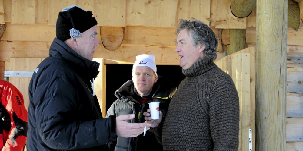 HVA NÅ? Clarkson og May diskuterer fremdriften i filmingen. En del foregår etter innfallsmetoden. Redaktør Alexander Øystå i Vi Menn følger med. FOTO: Håkon Bonafede