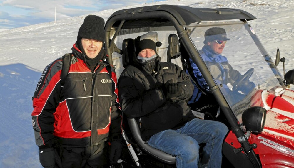 KALDT MØTE: Artikkelforfatter Geir Svardal i et kaldt møte med Valdresflyas dårligst kledde mann, Jeremy Clarkson. FOTO: Håkon Bonafede
