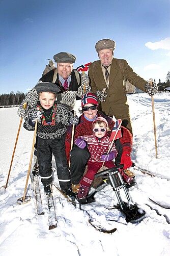 ENTUSIASTER: Hele familien Melby koste seg i solen i Eidskog. Fra venstre Tor Håkon, pappa Tor Ole, mamma Elin Kvisla, Julie Melby og farfar Tor Arne Melby.