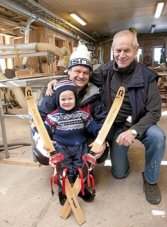 TRE: Holder Rønning Treski koken, kan dette etterhvert være tre generasjoner med treskifabrikanter: Andreas (2), Jonas (39) og Ulf (66) Rønning.