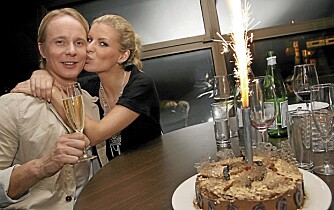 BURSDAGSKYSS: Petter feiret 30-årsdagen på Hemsedal med kake, champagne og kyss fra Mari.