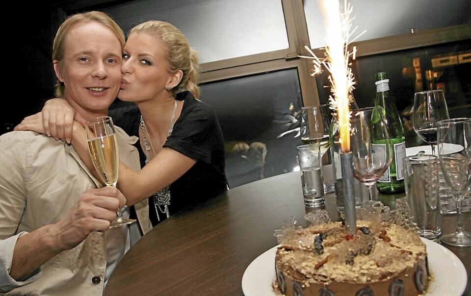 BURSDAGSKYSS: Petter feiret 30-årsdagen på Hemsedal med kake, champagne og kyss fra Mari.