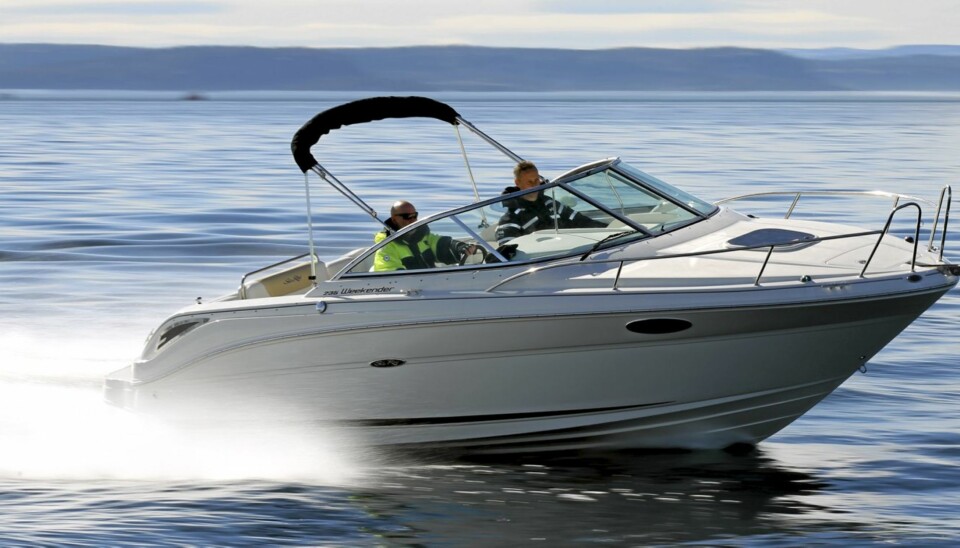 TRADISJONELL: Sea Ray 235 WWE er ny, men vi kjenner igjen både linjer og egenskaper fra tidligere Sea Ray-modeller.