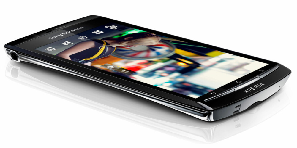 Sony Ericssons toppmodell har 4,2 tommers skjerm og vanvittig bra kamera.