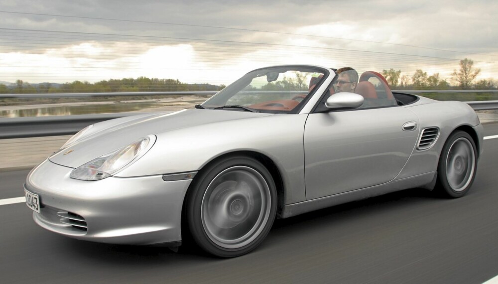 NY KLASSIKER: Porsche Boxster fyller de store forventningene Porsche-merket inngir. Her en 2003-modell. NY KLASSIKER: Porsche Boxster fyller de store forventningene Porsche-merket inngir. Her en 2003-modell.