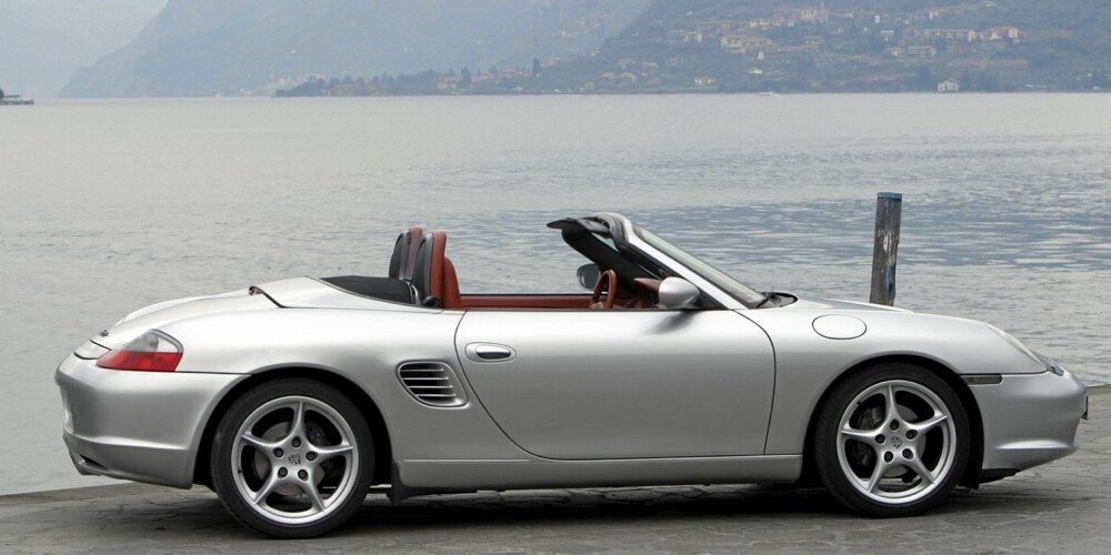 I SITT ESS: Ved Gardasjøen i Italia er det perfekt å nyte en Porsche Boxster.