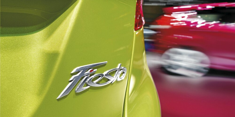 SKRIKENDE FARGER: Overraskende mange som har kjøpt Ford Fiesta har valgt sterke farger som Squeeze og Hot Magenta. FOTO: Ford/Wieck
