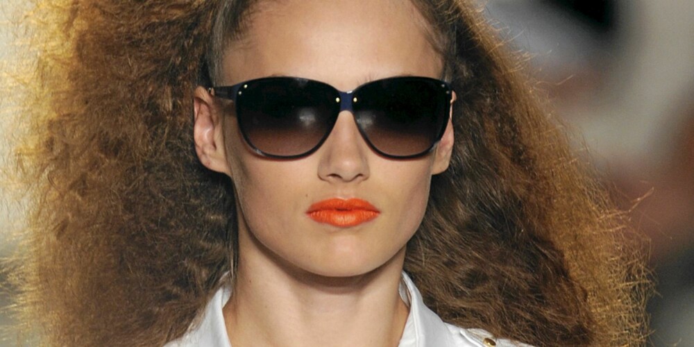 DIVA: Store solbriller er en viktig trend i vår. Disse er fra Marc by Marc Jacobs.