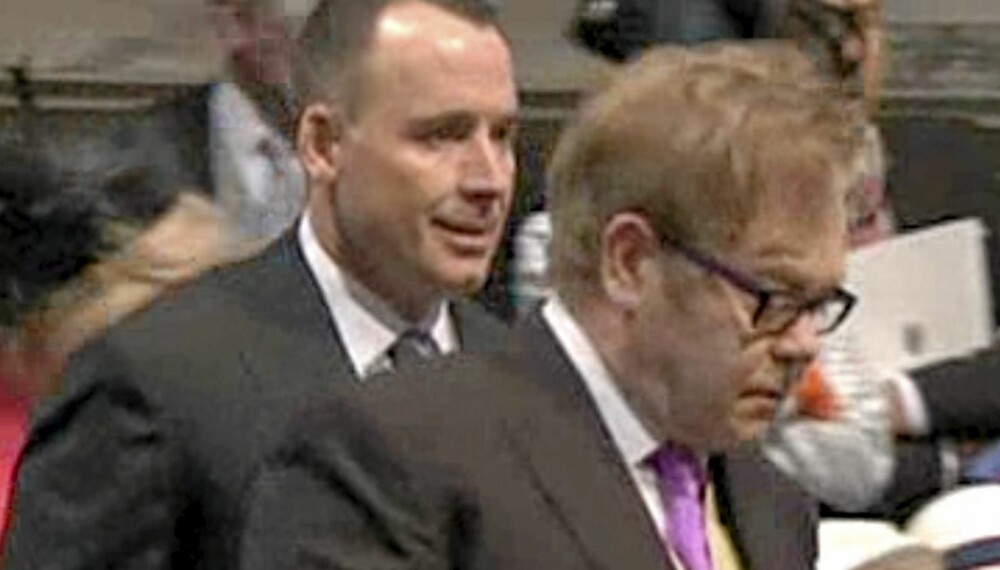 Sir Elton John ble mottatt med applaus og jubel da han kom til Westminster Abbey sammen med sin kjære David.