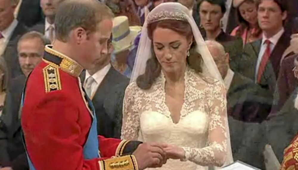 WILL VILLE: Etter de rituelle "I do"-ene fikk Kate et synlig symbol på ekteskapspakten - en ring laget av walisisk gull.
