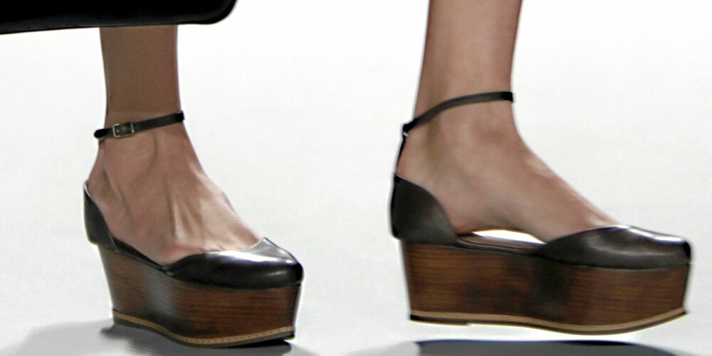 DEREK LAM: Tresåler er trendy detaljer som er mye brukt på flatform-skoene. Her fra Derek Lam.