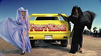 Lady Gaga og Beyoncé i musikkvideoen til "Telephone".