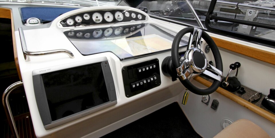 UMODERNE: Dashbordet er noe utdatert, med dårlig plassert kartplotter og begrenset utnyttelse av plassen.