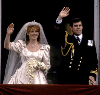 Prince Andrew og Sarah Ferguson giftet seg i 1986, og den gang var det hus som kunne vinke fra slottsbalkongen. Paret skilte seg ti år etter og på sin nevø Williams store dag, fikk hun ikke engang komme på festen.